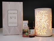 Coffret Ambiance Méditation réuni un diffuseur à chaleur douce en céramique et un Parfum d'ambiance Pause-Méditation composé d'huiles essentielles et de fragrances sélectionnées par des expertes en parfumerie.